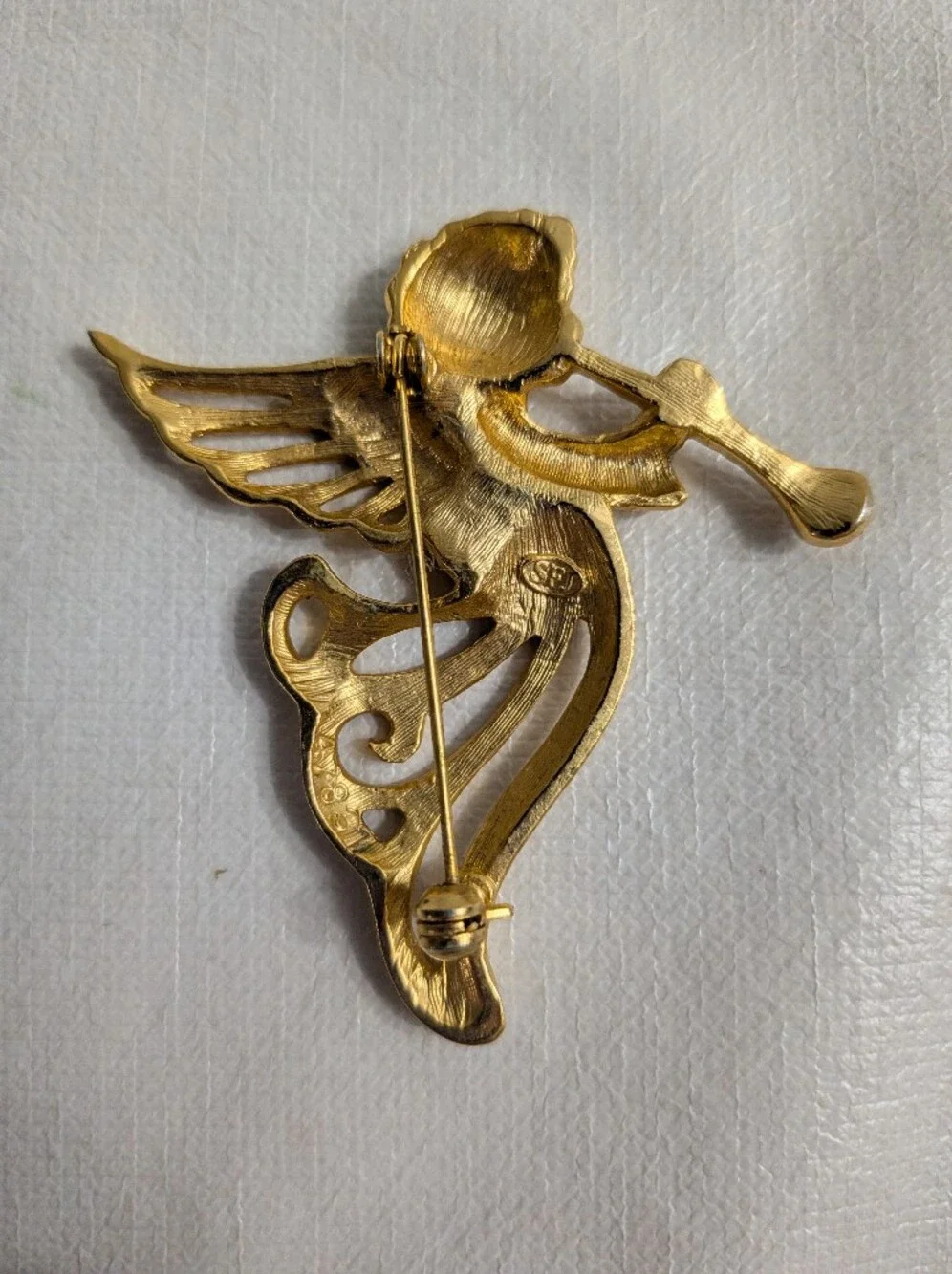 Vintage Gold Tone Festive Trumpet Angel Brooch Holiday Christmas Cherub Pin 2.5